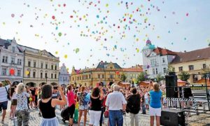 Druhý zářijový den se na počest 140. výročí založení školy z mělnického náměstí Míru vznesly k nebi stovky barevných balonků.