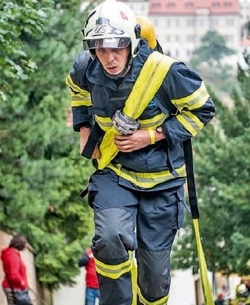 Jedna z nejtěžších hasičských soutěží, jejíž podmínky simulují práci hasiče při zásahu, se uskutečnila 17. září pod Petřínskou rozhlednou v Praze.