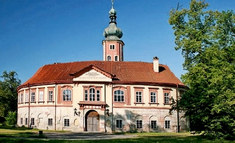 Liběchovský zámek stojí na místě původní středověké tvrze, kde vznikl v polovině 16. století vodní hrádek.