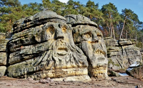 Dvojice skalních útvarů o výšce kolem deseti metrů, které se tyčí vysoko nad Želízy poblíž Mělníka, je nejznámějším sochařským dílem Václava Levého.