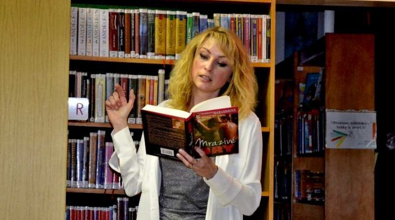 Spisovatelka, publicistka a scenáristka Markéta Harasimová předčítala v Městské knihovně Mělník ze své nové knihy Mrazivé hry