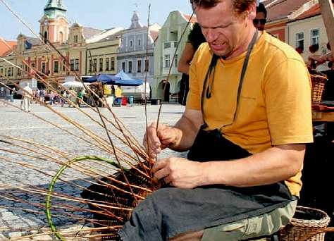 Mistr tradiční rukodělné výroby Středočeského kraje Petr Král při práci na mělnickém náměstí.