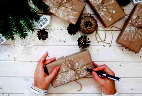 Účastníci soutěže mohou jejím organizátorům zaslat například ozdoby na stromeček, dekorace na vánoční stůl či na zeď nebo dárek – musí je ovšem vyrobit z odpadního materiálu.