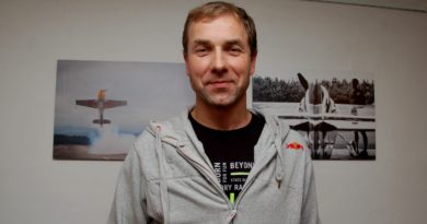 Letecký akrobat Martin Šonka. Foto - Jiří Janda