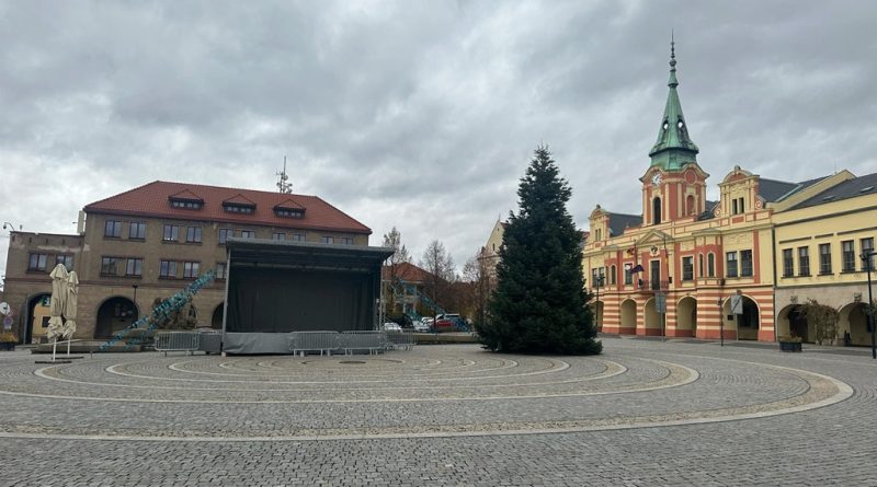 Podívejte se: Mělnické náměstí zdobí vánoční strom