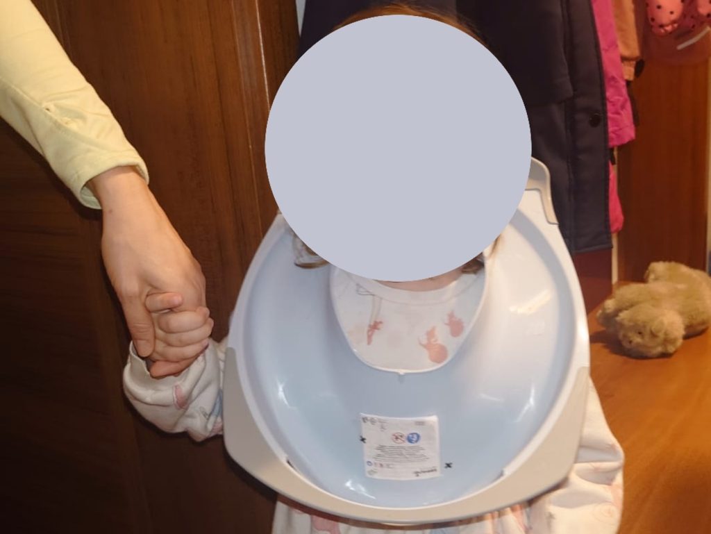 Dítě si nandalo na hlavu dětské záchodové prkýnko. Sundat mu ho museli hasiči