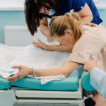 Mělnická porodnice podporuje přirozený porod. Ženám nabízí možnost rodit ve stoje i v podřepu