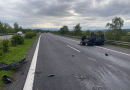 Dvě nehody během jediného odpoledne: Auto skončilo na střeše, motorkář v nemocnici