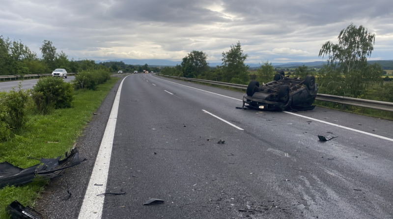 Dvě nehody během jediného odpoledne: Auto skončilo na střeše, motorkář v nemocnici Dvě nehody během jediného odpoledne: Auto skončilo na střeše, motorkář v nemocnici