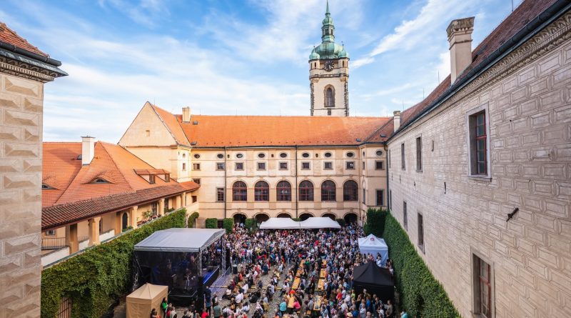 Mělnické vinobraní opět zaplnilo centrum města. Desítky tisíc lidí si užily víno, hudbu i tradiční program Mělnické vinobraní opět zaplnilo centrum města. Desítky tisíc lidí si užily víno, hudbu i tradiční program