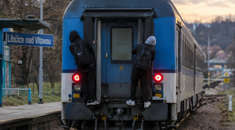 Mladíci v Libčicích riskovali život. Naskočili na rozjíždějící se vlak Mladíci v Libčicích riskovali život. Naskočili na rozjíždějící se vlak