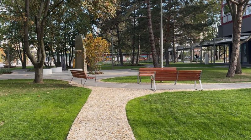 Seifertovo náměstí v Kralupech se po padesáti letech dočkalo rozsáhlé obnovy Seifertovo náměstí v Kralupech se po padesáti letech dočkalo rozsáhlé obnovy